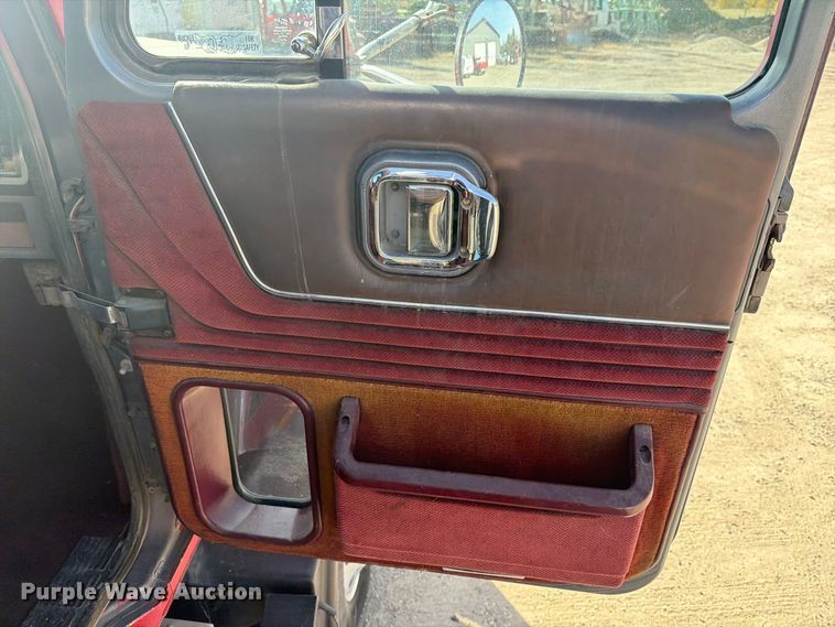 image for item FT7558 1993 Mack CL semi truck
