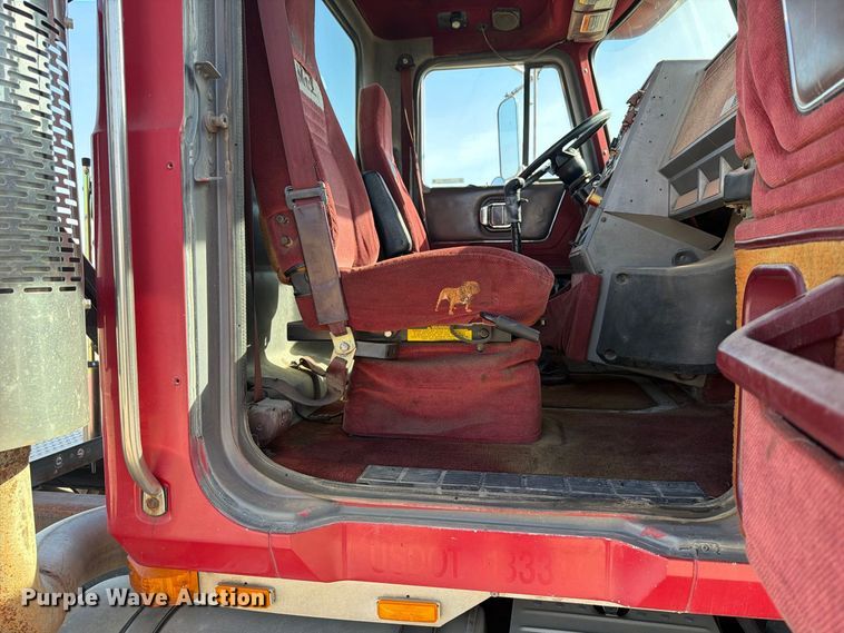 image for item FT7558 1993 Mack CL semi truck