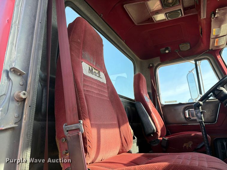 image for item FT7558 1993 Mack CL semi truck