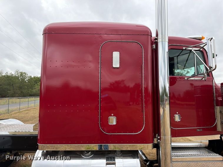 image for item FU1048 1987 Peterbilt 359  semi truck