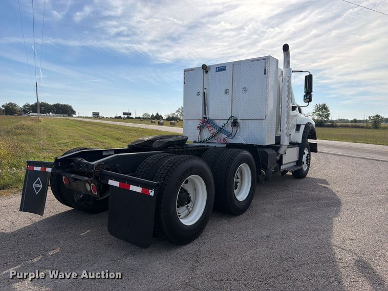 image for item FU1206 2017 International SF667 semi truck