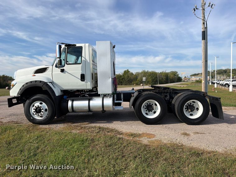 image for item FU1206 2017 International SF667 semi truck