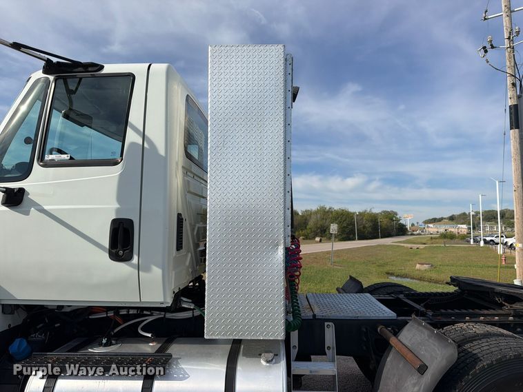 image for item FU1206 2017 International SF667 semi truck