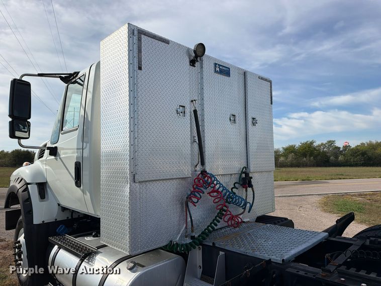 image for item FU1206 2017 International SF667 semi truck