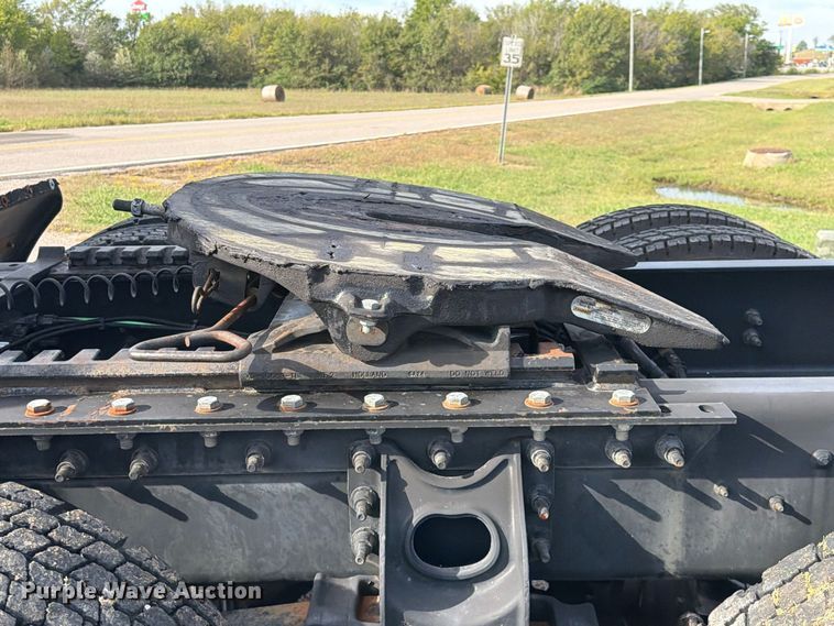 image for item FU1206 2017 International SF667 semi truck