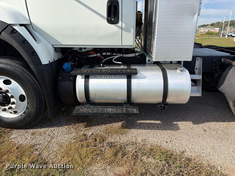 image for item FU1206 2017 International SF667 semi truck