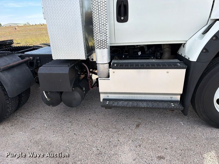 image for item FU1206 2017 International SF667 semi truck