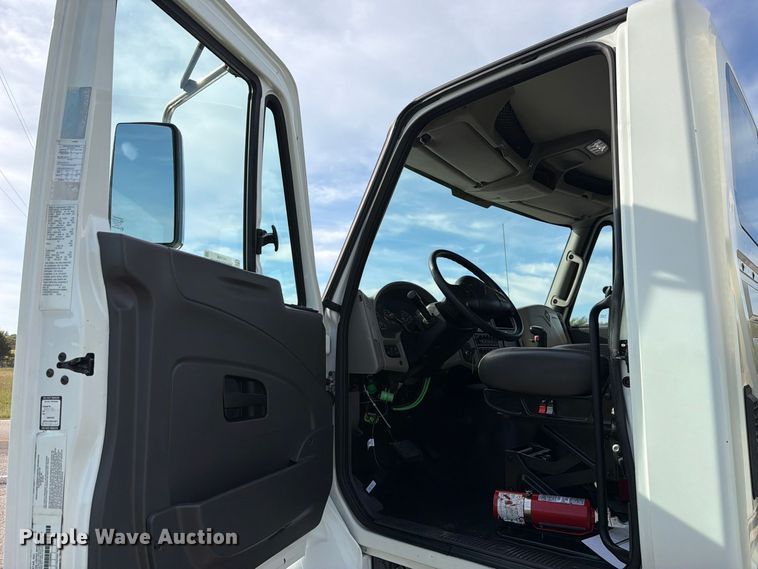 image for item FU1206 2017 International SF667 semi truck