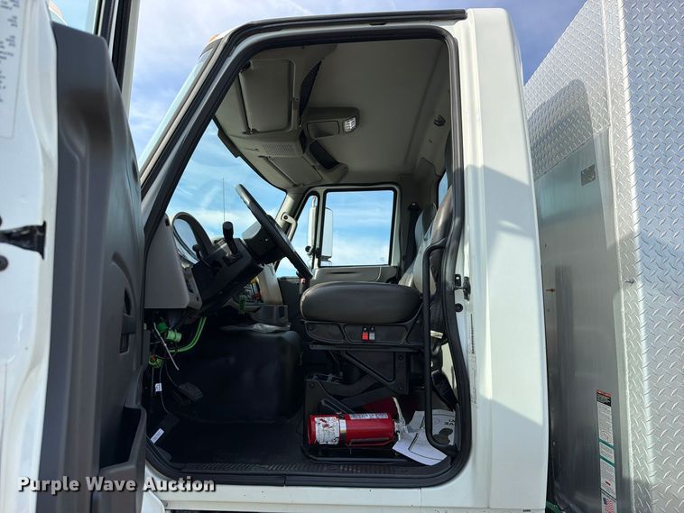 image for item FU1206 2017 International SF667 semi truck
