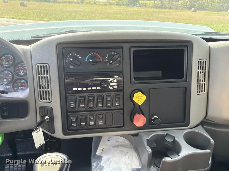 image for item FU1206 2017 International SF667 semi truck