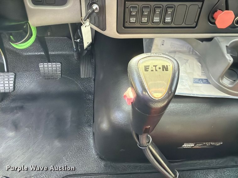 image for item FU1206 2017 International SF667 semi truck