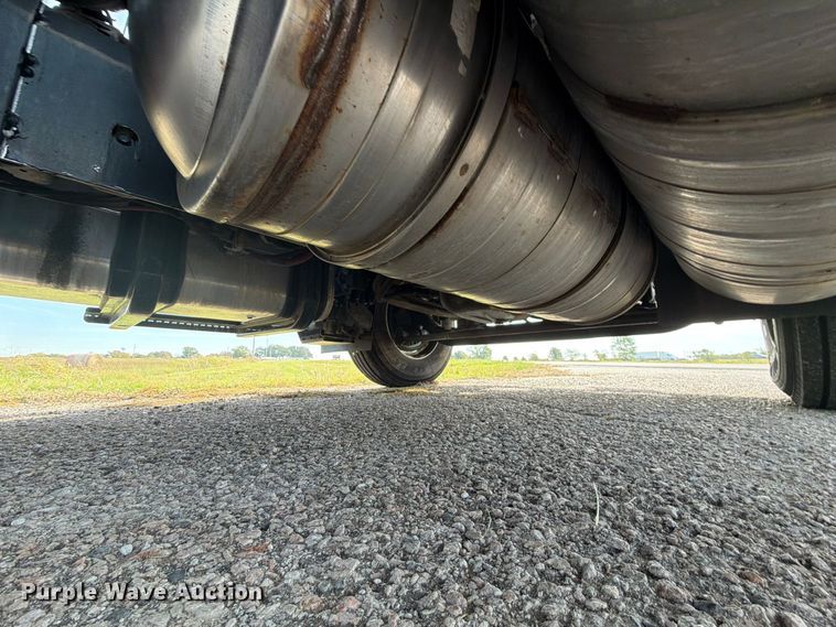 image for item FU1206 2017 International SF667 semi truck