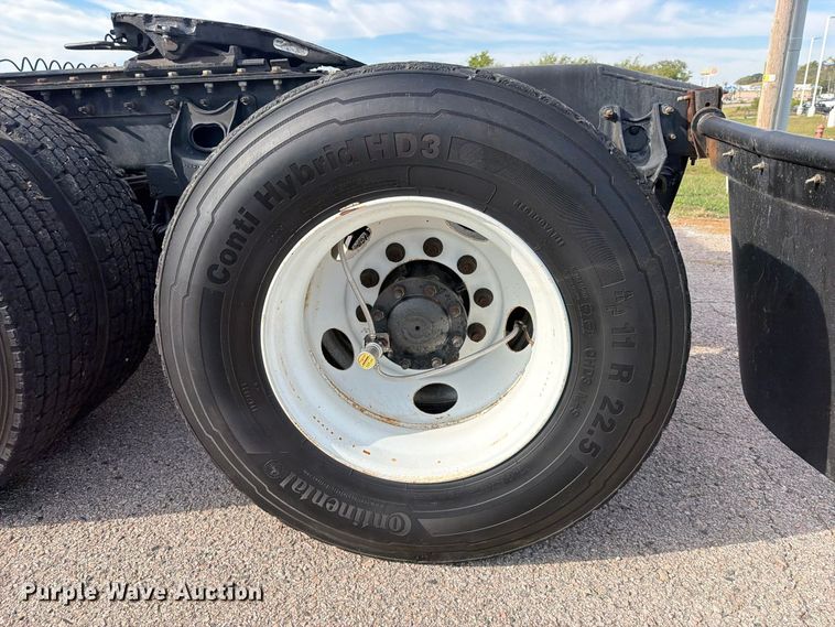 image for item FU1206 2017 International SF667 semi truck
