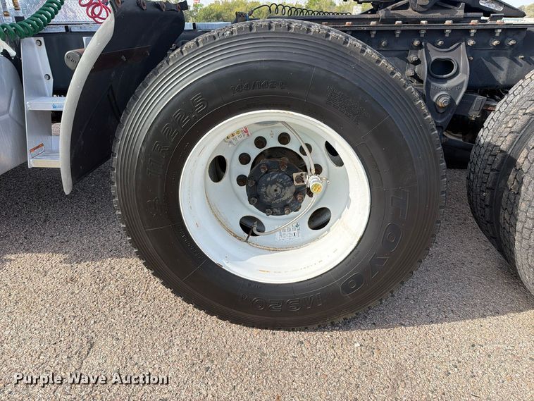 image for item FU1206 2017 International SF667 semi truck