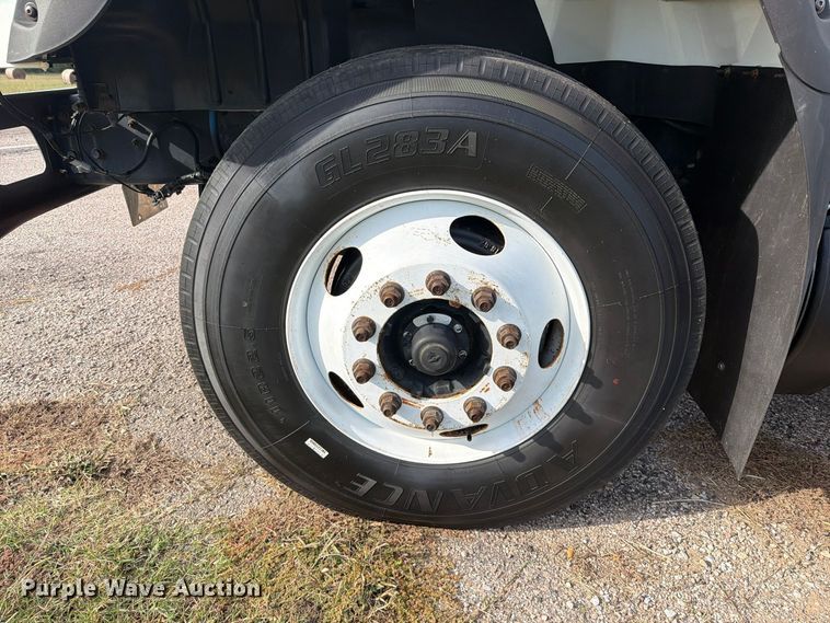 image for item FU1206 2017 International SF667 semi truck