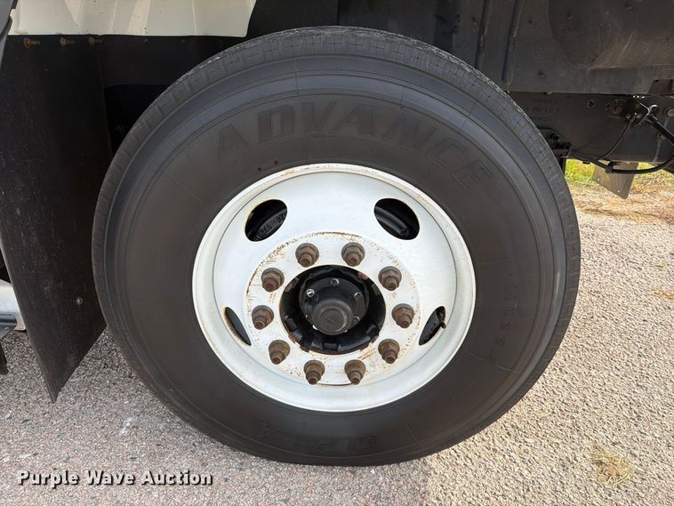 image for item FU1206 2017 International SF667 semi truck