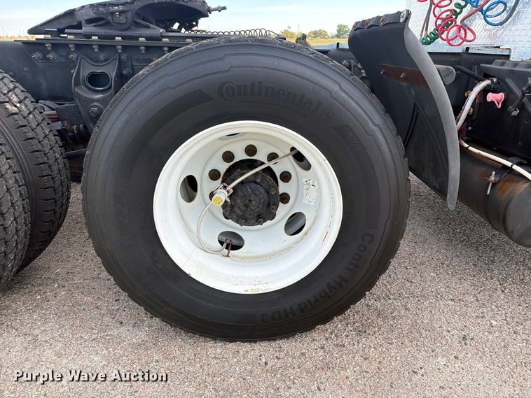 image for item FU1206 2017 International SF667 semi truck