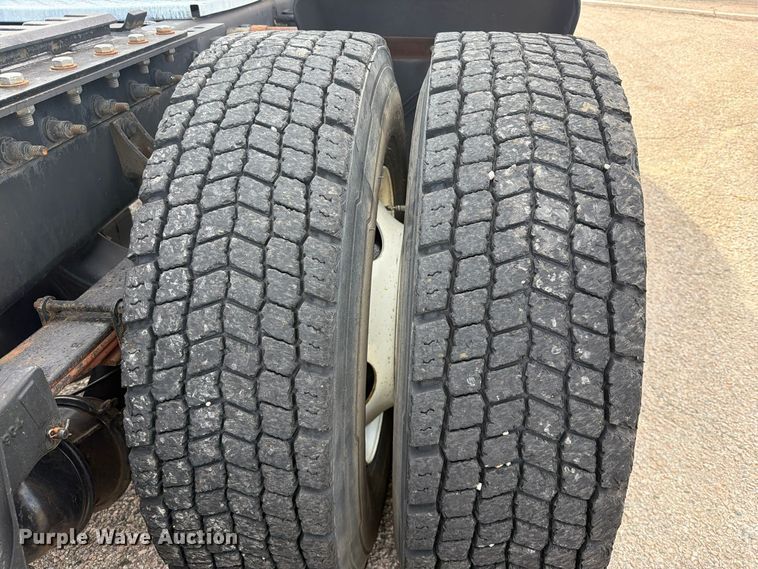 image for item FU1206 2017 International SF667 semi truck