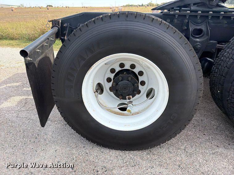 image for item FU1206 2017 International SF667 semi truck