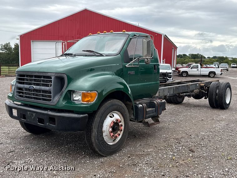 image for item FV2027 2001 Ford F650 truck cab and chassis