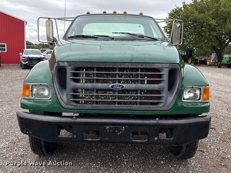 image for item FV2027 2001 Ford F650 truck cab and chassis