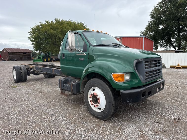 image for item FV2027 2001 Ford F650 truck cab and chassis