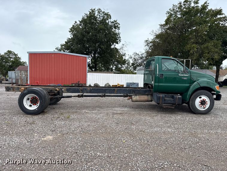 image for item FV2027 2001 Ford F650 truck cab and chassis