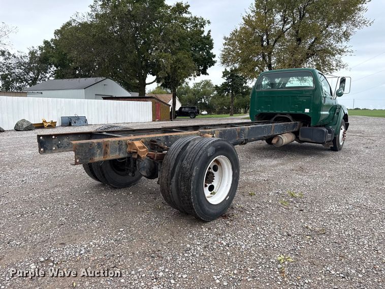 image for item FV2027 2001 Ford F650 truck cab and chassis