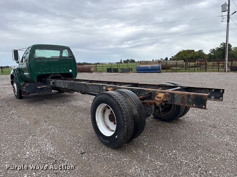 image for item FV2027 2001 Ford F650 truck cab and chassis