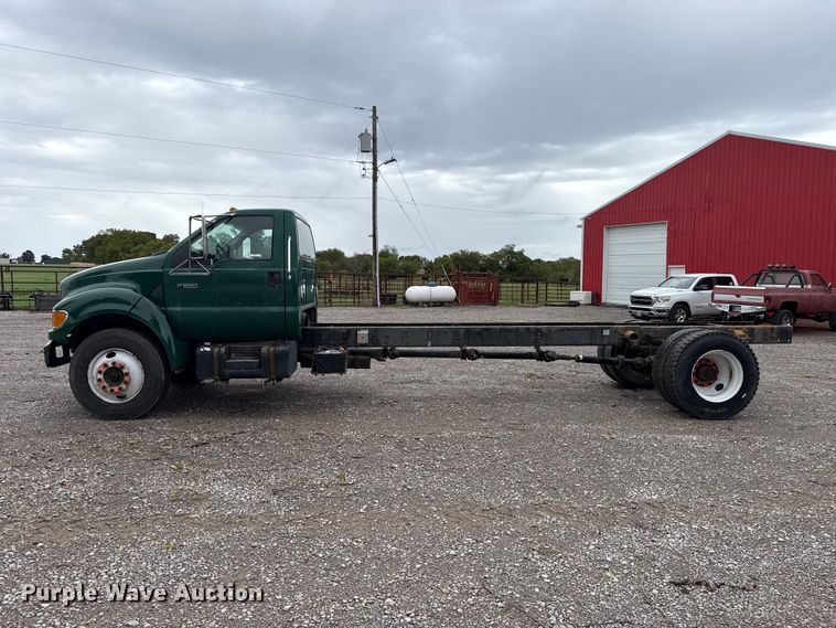 image for item FV2027 2001 Ford F650 truck cab and chassis