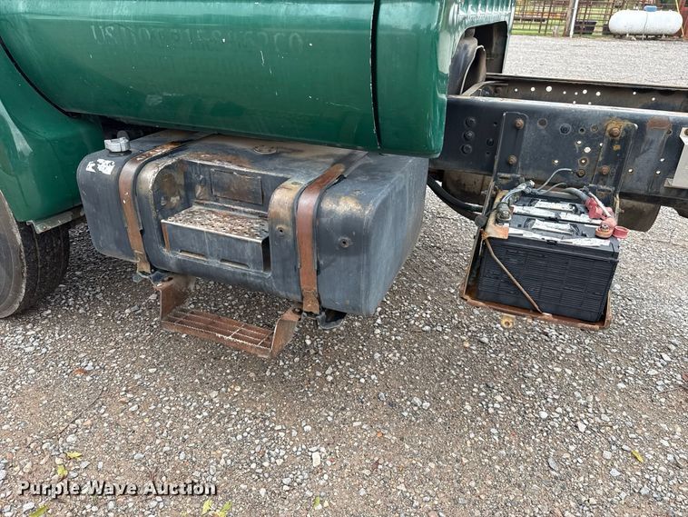 image for item FV2027 2001 Ford F650 truck cab and chassis