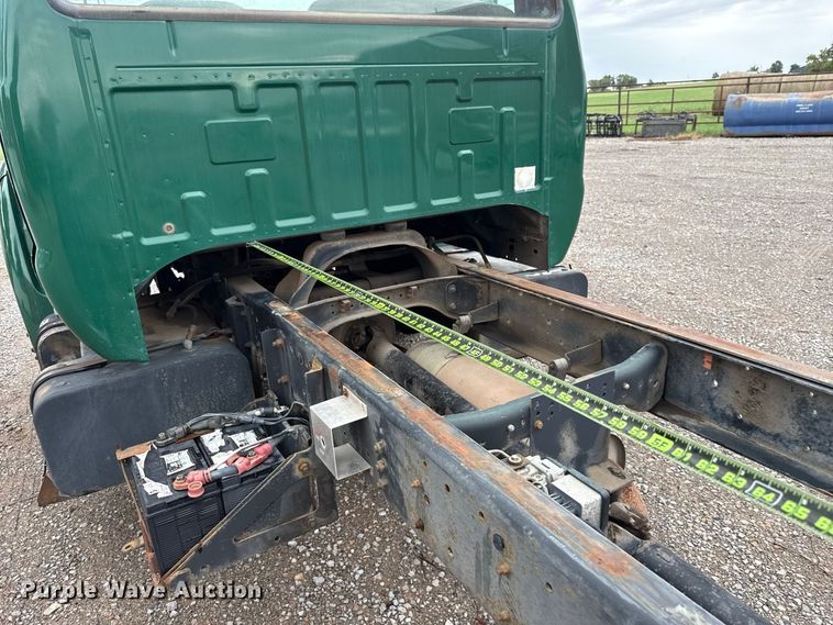image for item FV2027 2001 Ford F650 truck cab and chassis
