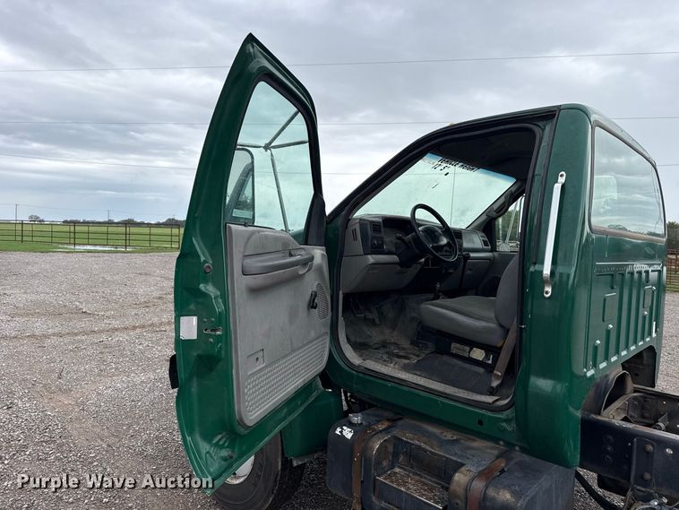 image for item FV2027 2001 Ford F650 truck cab and chassis