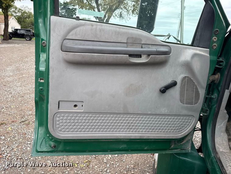 image for item FV2027 2001 Ford F650 truck cab and chassis