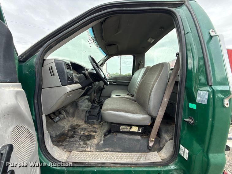 image for item FV2027 2001 Ford F650 truck cab and chassis