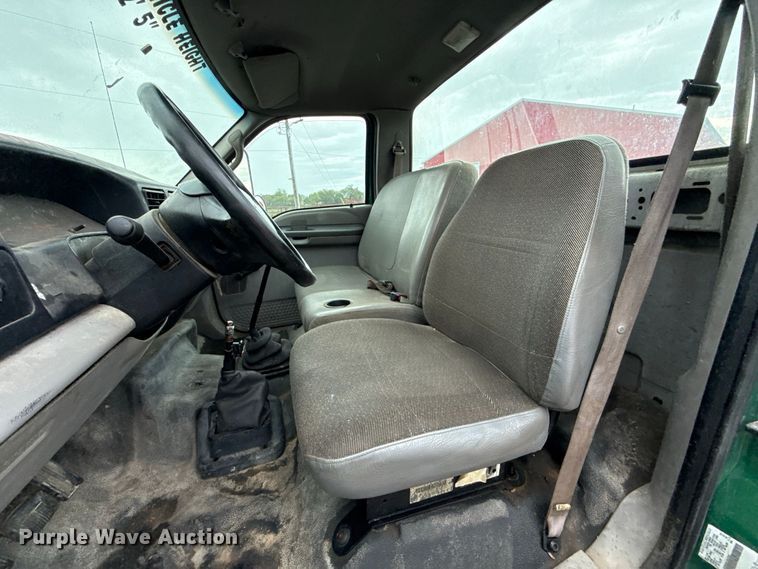 image for item FV2027 2001 Ford F650 truck cab and chassis