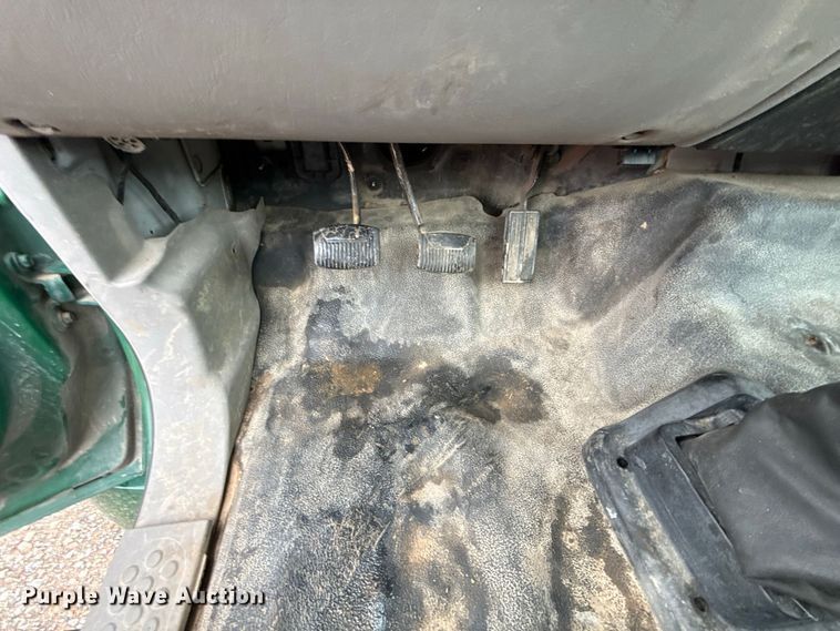 image for item FV2027 2001 Ford F650 truck cab and chassis