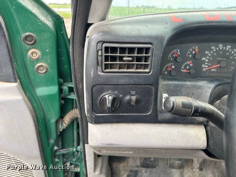 image for item FV2027 2001 Ford F650 truck cab and chassis