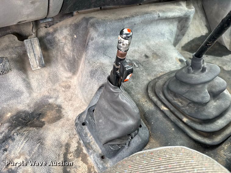 image for item FV2027 2001 Ford F650 truck cab and chassis