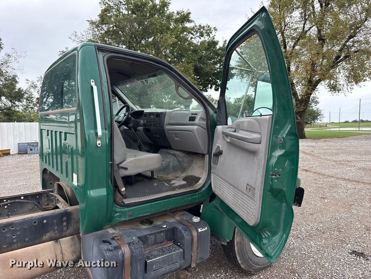 image for item FV2027 2001 Ford F650 truck cab and chassis