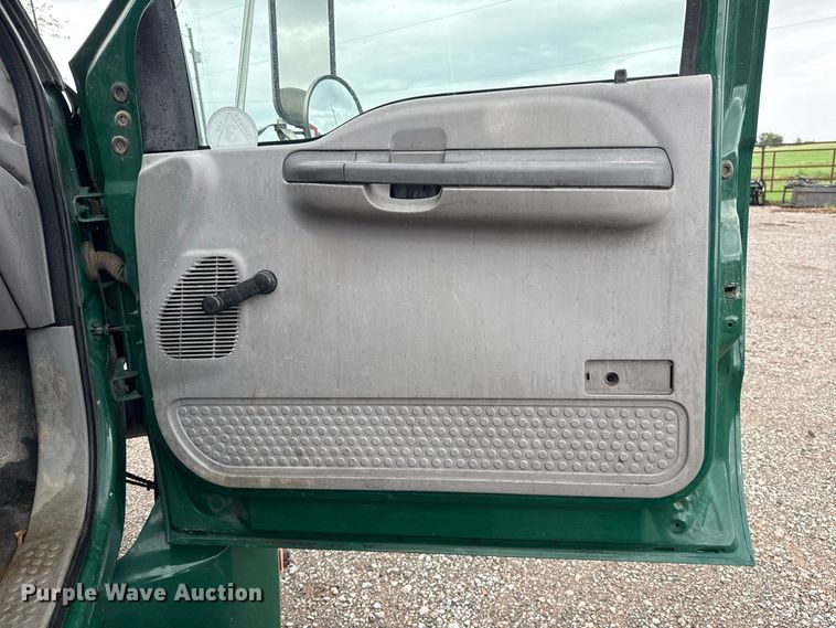 image for item FV2027 2001 Ford F650 truck cab and chassis