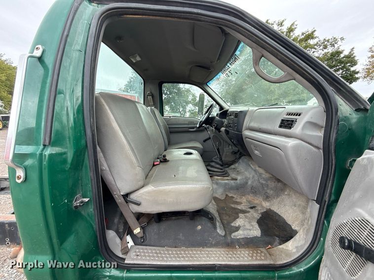 image for item FV2027 2001 Ford F650 truck cab and chassis