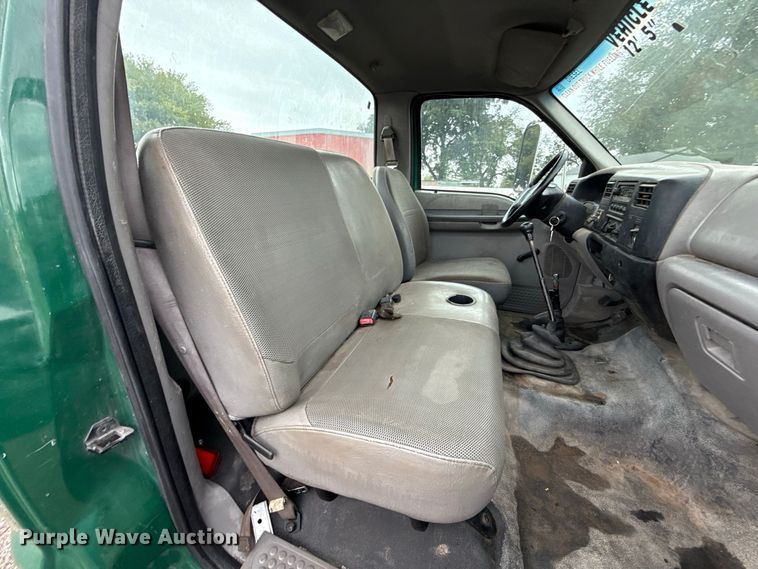 image for item FV2027 2001 Ford F650 truck cab and chassis