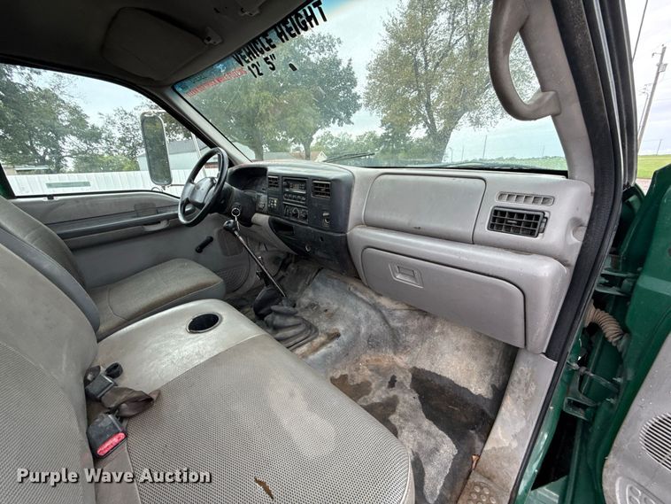 image for item FV2027 2001 Ford F650 truck cab and chassis