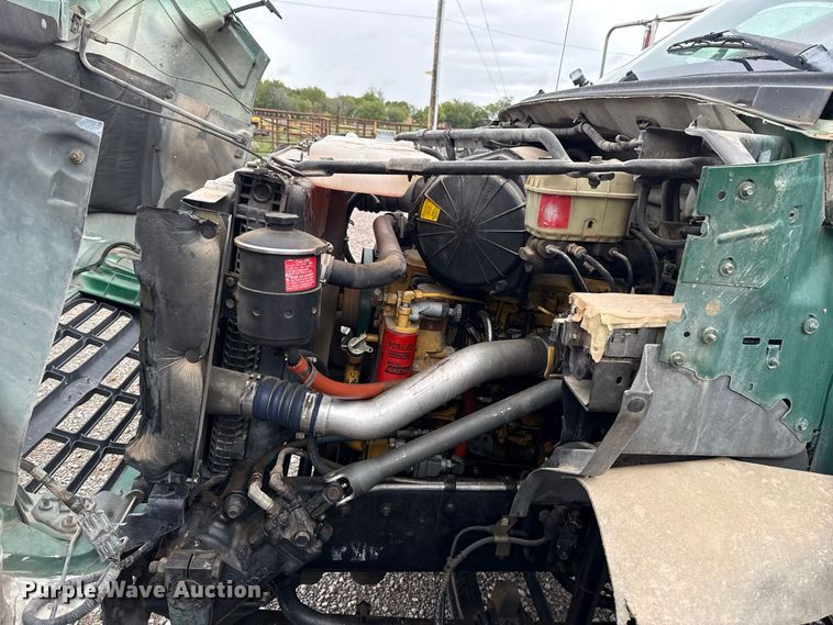 image for item FV2027 2001 Ford F650 truck cab and chassis