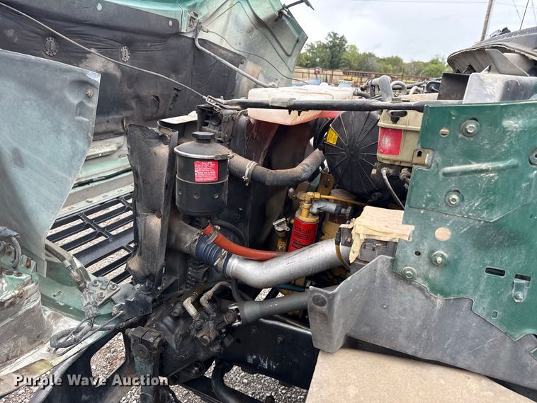 image for item FV2027 2001 Ford F650 truck cab and chassis