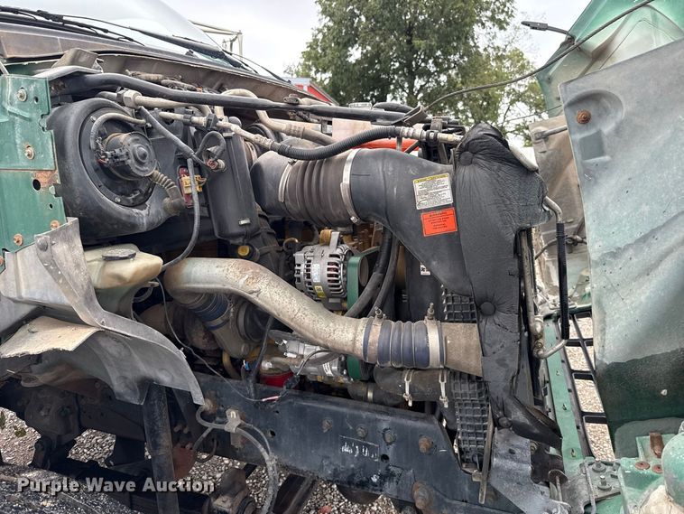 image for item FV2027 2001 Ford F650 truck cab and chassis
