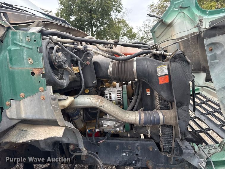 image for item FV2027 2001 Ford F650 truck cab and chassis