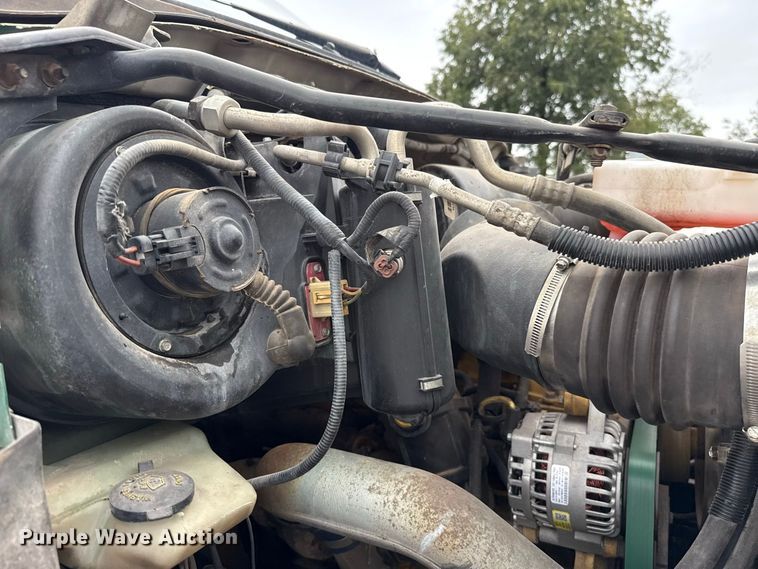 image for item FV2027 2001 Ford F650 truck cab and chassis