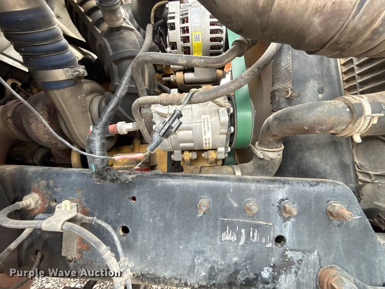 image for item FV2027 2001 Ford F650 truck cab and chassis